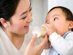 phụ nữ đang cho con bú