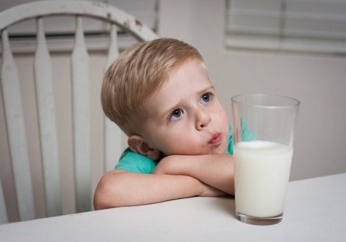 Con bạn không uống được sữa có thể do bất dung nạp đường LACTOSE ﻿