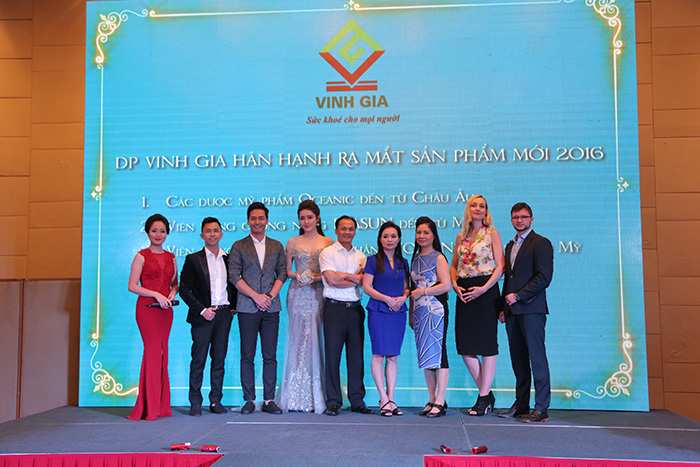 Ban lãnh đạo DP Vinh Gia công bố chính thức ra mắt bộ sản phẩm mới cùng với các chuyên gia và khách mời.