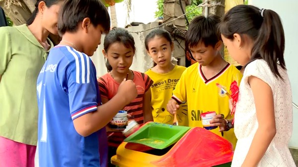 Trẻ em tại huyện đảo trang trí cho những “Thùng rác An Trĩ Vương”