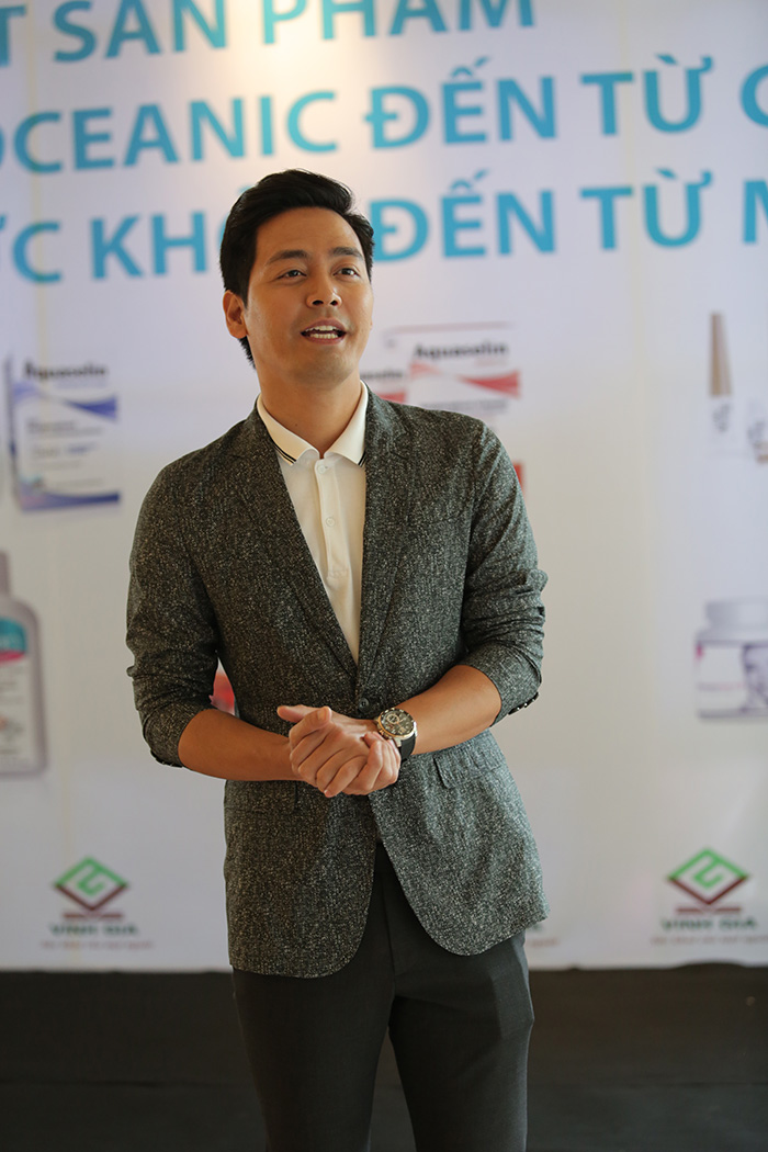 MC, diễn viên Phan Anh “tiếp xúc thường xuyên với ánh nắng ở những chương trình ngoài trời cũng không còn lo ngại bị cháy nắng và đổ mồ hôi quá nhiều”.