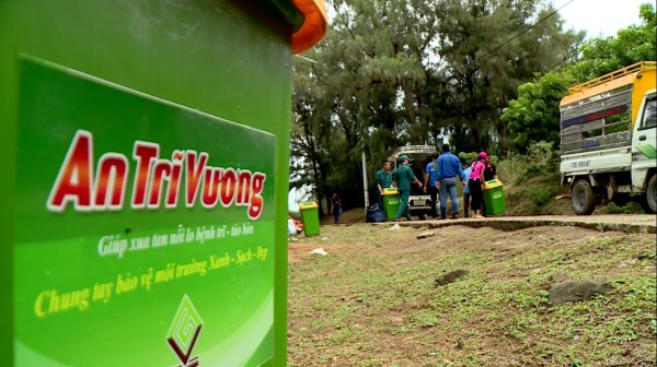 “Thùng rác An Trĩ Vương” được đặt quanh đảo