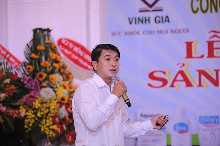 Ông Võ Nhựt Trường, GĐ Kinh doanh mỹ phẩm trao đổi về định hướng phát triển, các kênh bán hàng, chính sách ưu đãi dành cho các đối tác