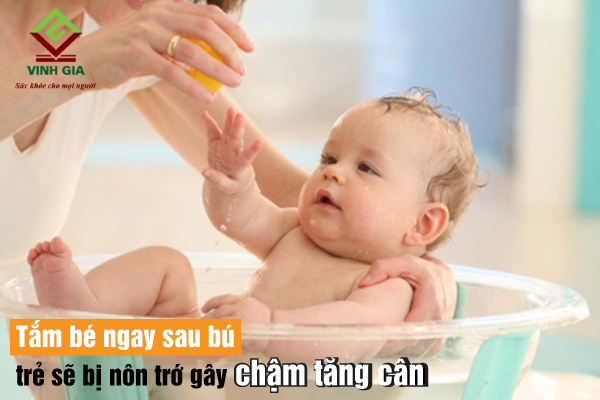 Mẹ tắm cho con sau khi bú khiến trẻ dễ nôn trớ và chậm tăng cân