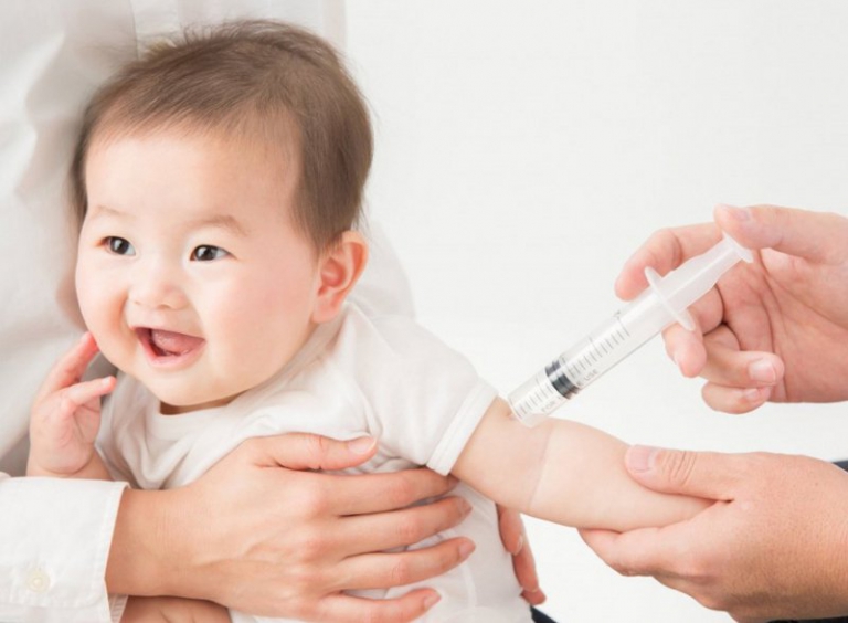 Bé bị tiêu chảy sau khi chích ngừa và những điều cha mẹ cần phải biết!