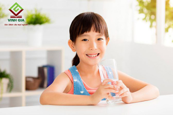 Bù nước và điện giải cho trẻ bị tiêu chảy và sốt Bù nước và điện giải cho trẻ bị tiêu chảy và sốt