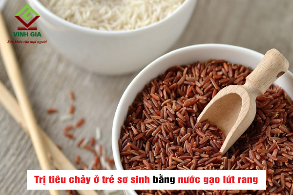 Cho bé uống nước gạo lứt rang để cầm tiêu chảy