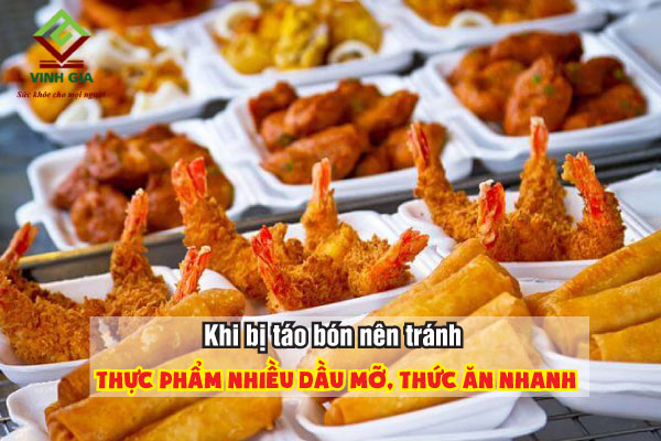 Khi bị táo bón không nên ăn thực phẩm nhiều dầu mỡ, thức ăn nhanh