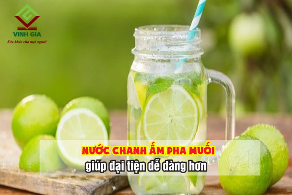 Nên uống nước chanh ấm pha muối vào mỗi sáng để ngăn ngừa chứng táo bón