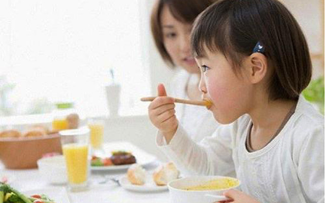 Kinh nghiệm cho mẹ chăm sóc trẻ biếng ăn hiệu quả