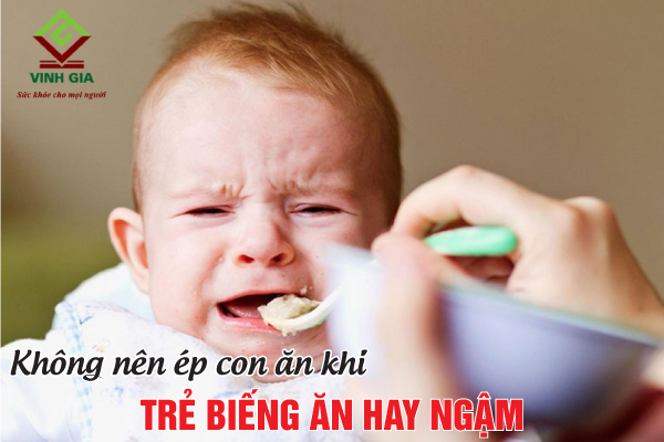 Trẻ đang biếng ăn và hay ngậm thì mẹ không nên ép trẻ ăn nhiều Trẻ đang biếng ăn và hay ngậm thì mẹ không nên ép trẻ ăn nhiều