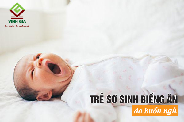 Trẻ sơ sinh ngủ nhiều nên dễ quên bú, mẹ cần đánh thức bé đúng giờ