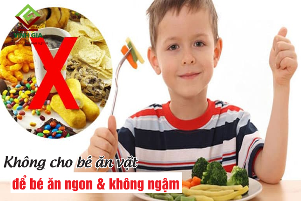 Tuyệt đối không cho bé ăn vặt trước bữa ăn để tránh con biếng ăn Tuyệt đối không cho bé ăn vặt trước bữa ăn để tránh con biếng ăn