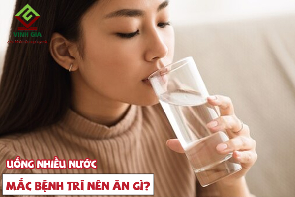 Bị bệnh trĩ nên uống đủ nước mỗi ngày
