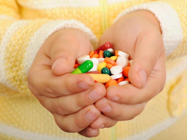 Trẻ uống kháng sinh bị táo bón