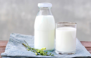 Nên chọn những loại sữa có đầy đủ dưỡng chất giúp xương chắc khỏe