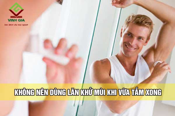 Nam giới không nên dùng lăn khử mùi khi vừa tắm xong Nam giới không nên dùng lăn khử mùi khi vừa tắm xong