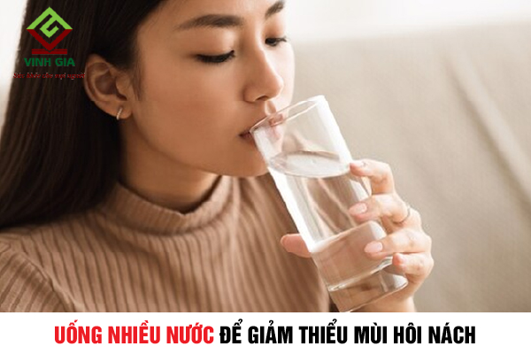 Uống nhiều nước để giảm thiểu mùi hôi nách