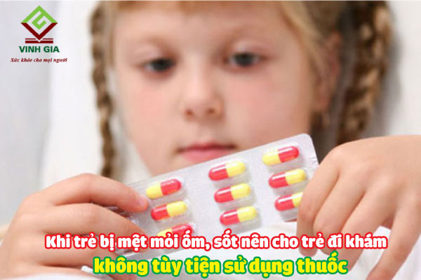 Khi trẻ có dấu hiệu mệt mỏi, ốm sốt,... nên cho trẻ đi khám bác sĩ tránh tự ý cho con sử dụng thuốc