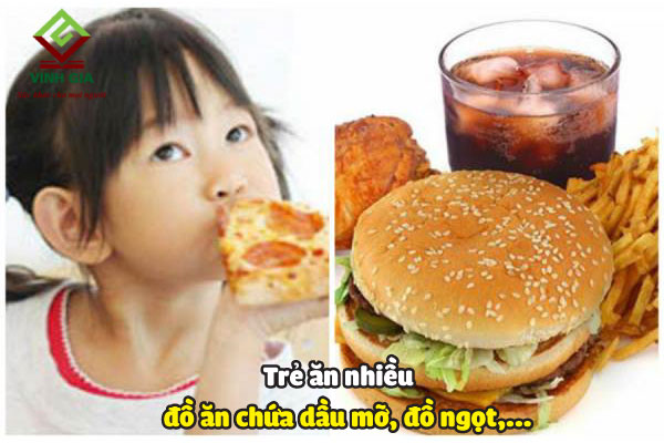 Trẻ bị rối loạn tiêu hóa do ăn nhiều món ăn chứa nhiều đường, dầu mỡ,...