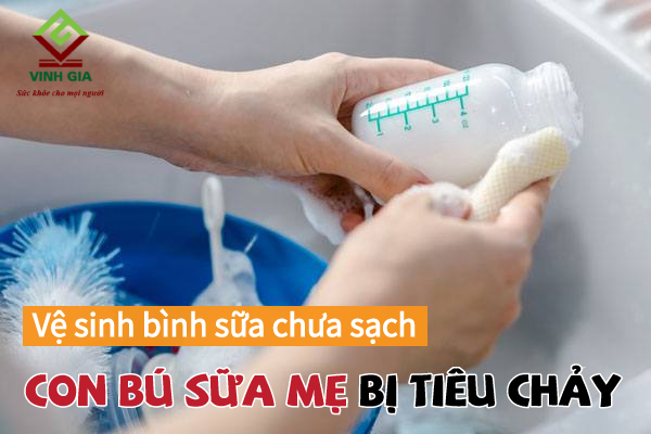 Bình sữa, núm vú của con chứa nhiều vi khuẩn nên cần phải làm sạch thường xuyên