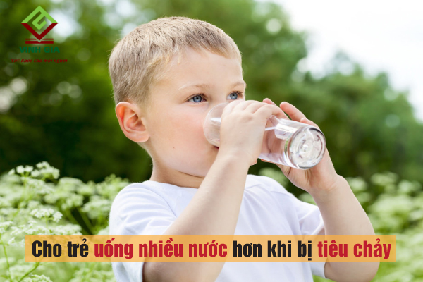Khi trẻ bị tiêu chảy, bố mẹ nên cho bé uống nhiều nước hơn để bù nước