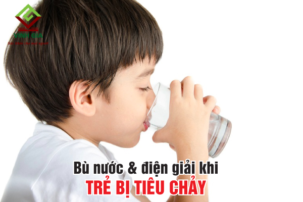 Khi trẻ bị tiêu chảy cần uống nhiều nước hơn để bù nước và điện giải