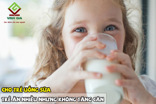 Trẻ ăn nhiều kết hợp với bổ sung dinh dưỡng từ sữa giúp cân nặng tăng nhanh