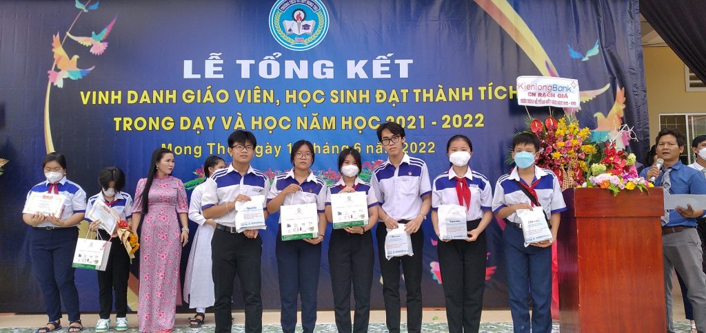 Trao 10 phần quà cho học sinh trong trường: Mỗi phần quà là 06 hộp Vipteen Vinh Gia + 01 Aquaselin 20ml (Nam/nữ bất kỳ)