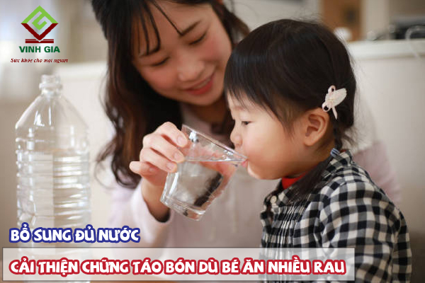 Cách khắc phục tốt nhất là uống đủ nước song song với ăn rau giúp giảm táo bón cho trẻ
