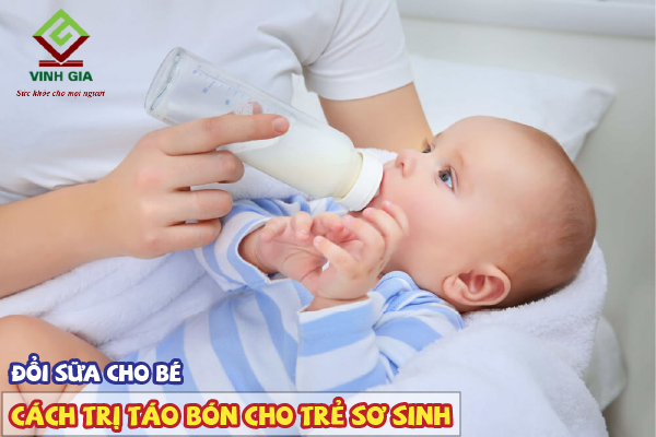 Đổi sữa phù hợp cho bé sơ sinh khi đang bị táo bón