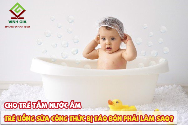 Dùng nước ấm tắm cho bé sẽ giảm được chứng táo bón do uống sữa công thức