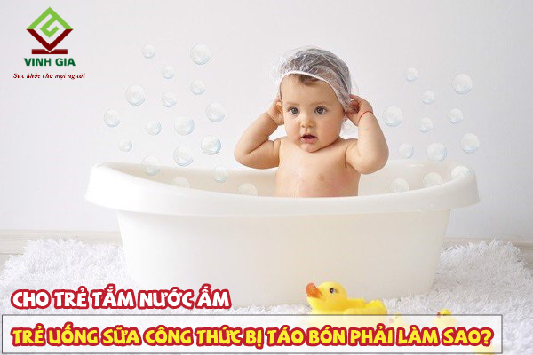 Dùng nước ấm tắm cho bé sẽ giảm được chứng táo bón do uống sữa công thức Dùng nước ấm tắm cho bé sẽ giảm được chứng táo bón do uống sữa công thức