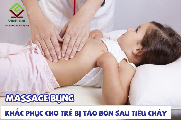 Mẹ nên chăm massage bụng cho trẻ để giảm thiểu táo bón sau tiêu chảy
