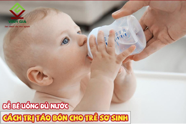 Muốn chữa trị táo bón cho trẻ sơ sinh nên cho trẻ uống đủ nước