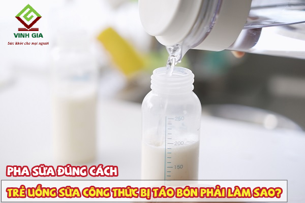 Muốn con uống sữa công thức không bị táo bón mẹ nên pha sữa đúng hướng dẫn
