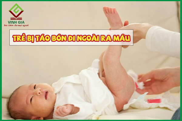 Trẻ táo bón đi ngoài ra máu – Mẹ nên xử lý thế nào?