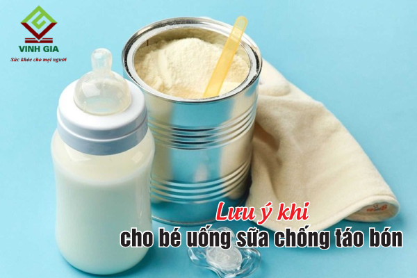 Một số lưu ý khi cho bé uống sữa dành cho trẻ bị táo bón