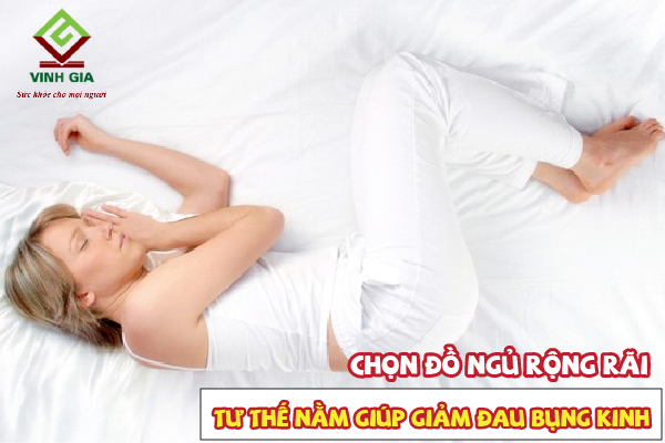 Nên chọn đồ ngủ rộng rãi để có tư thế nằm thoải mái giúp giảm đau bụng kinh