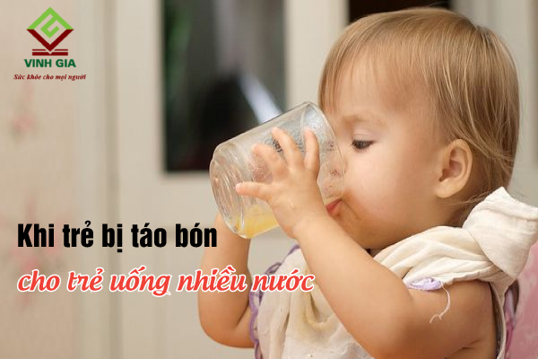 Uống nhiều nước giúp cải thiện tình trạng táo bón ở trẻ