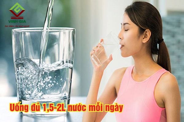 Chị em nên uống đủ 1,5 - 2 lít nước mỗi ngày sẽ giúp cải thiện tình trạng 25 tuổi bị khô hạn
