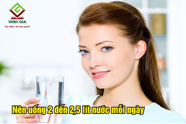 Phụ nữ bị khô âm đạo nên bổ sung khoảng 2 đến 2,5 lít nước mỗi ngày