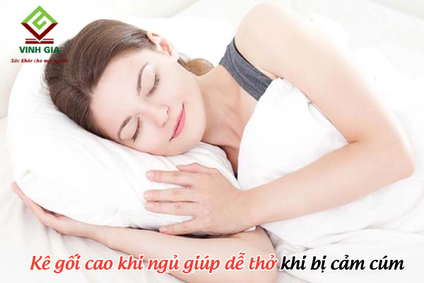 Kê gối cao khi ngủ giúp đỡ ngạt mũi, dễ thở hơn khi bị cúm