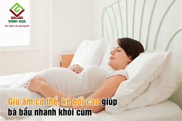 Khi bị cảm cúm, mẹ bầu nên kê cao gối khi ngủ để dễ thở hơn