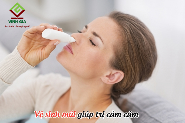 Mẹo trị cảm cúm nhanh là súc họng bằng nước muối và vệ sinh mũi