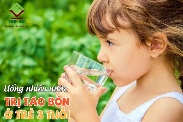 Trị táo bón cho trẻ 3 tuổi bằng cách để bé uống nhiều nước