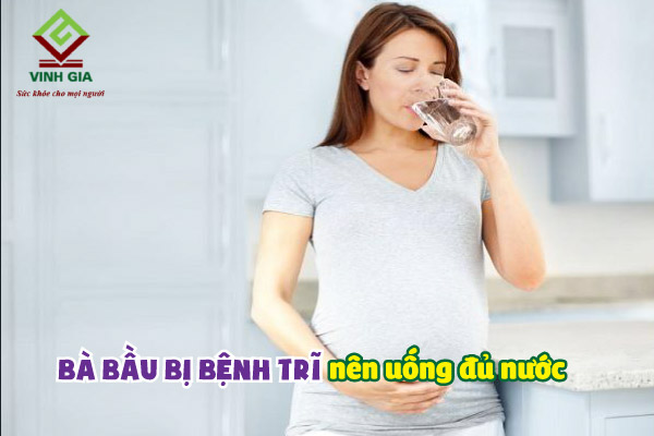 Uống đủ nước mỗi ngày cũng là cách trị trĩ cho bà bầu rất hiệu quả