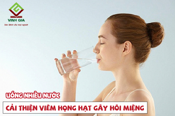 Uống nhiều nước giúp giải quyết viêm họng hạt gây hôi miệng