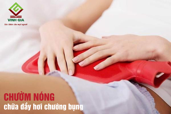 Chườm nóng kết hợp xoa bụng giúp cải thiện rõ rệt chứng đầy hơi