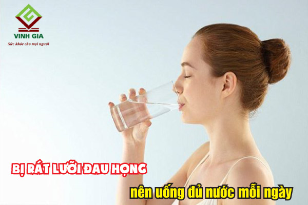 Nên uống đủ nước mỗi ngày để hạn chế tình trạng đau họng rát lưỡi